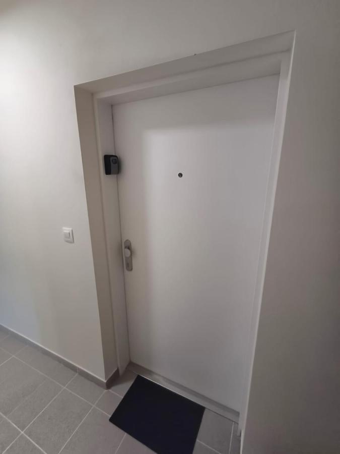 New Air-Conditioned Apartment 5 Minutes By Walk From The Airport With Free Garage Parking Bratislava Exterior photo
