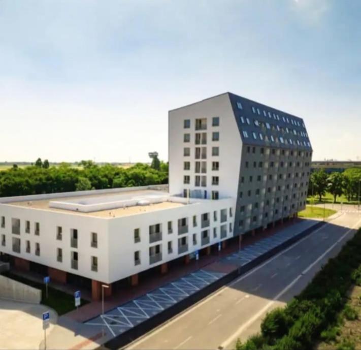 New Air-Conditioned Apartment 5 Minutes By Walk From The Airport With Free Garage Parking Bratislava Exterior photo